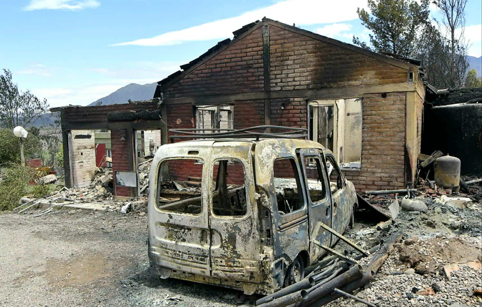 Incendio en el piedemonte de Lujan por el viento Zonda. Orlando Pelichotti / Los Andes