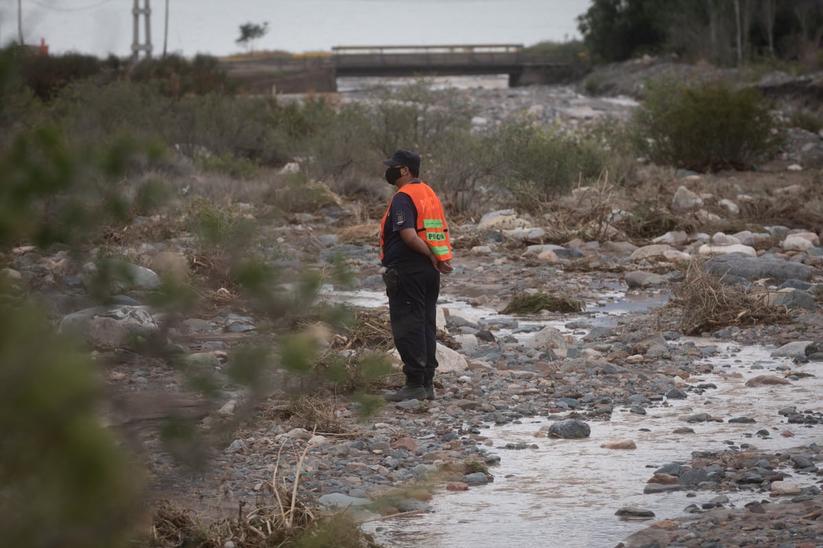 Tragedia en Potrerillos
Tres personas fallecieron y otras dos permanecen internadas en grave estado luego de que una crecida en el Río Blanco (Potrerillos) arrastrara el auto en que viajaban cuando intentaban cruzar un puente en medio de una tormenta. Un grupo de vecinos de la parte alta de Potrerillos salió a cortar la ruta en reclamo de que se construya un puente en altura y se hagan otras obras.

Foto: Ignacio Blanco / Los Andes 