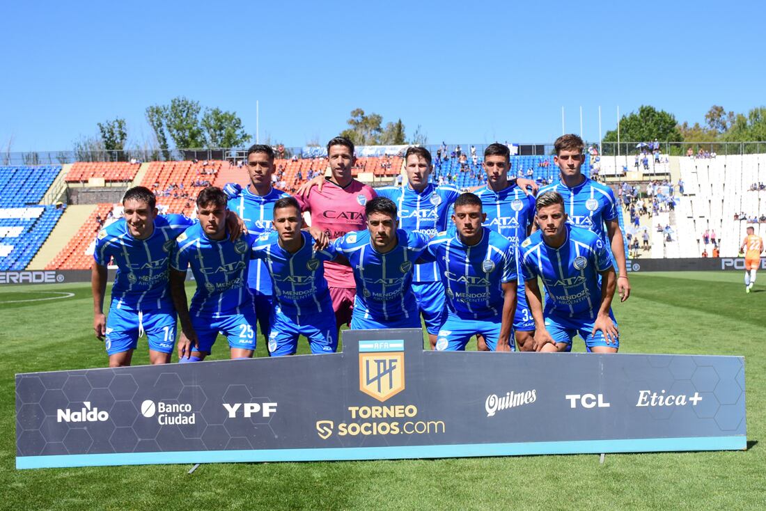 Flores explicó que si hubiese sabido en la previa del posible cambio de fecha, el 11 titular de ayer ante Talleres hubiese sido otro. De hecho, tras el 0-2 guardó jugadores pensando en el viernes. Foto: Mariana Villa / Los Andes. 