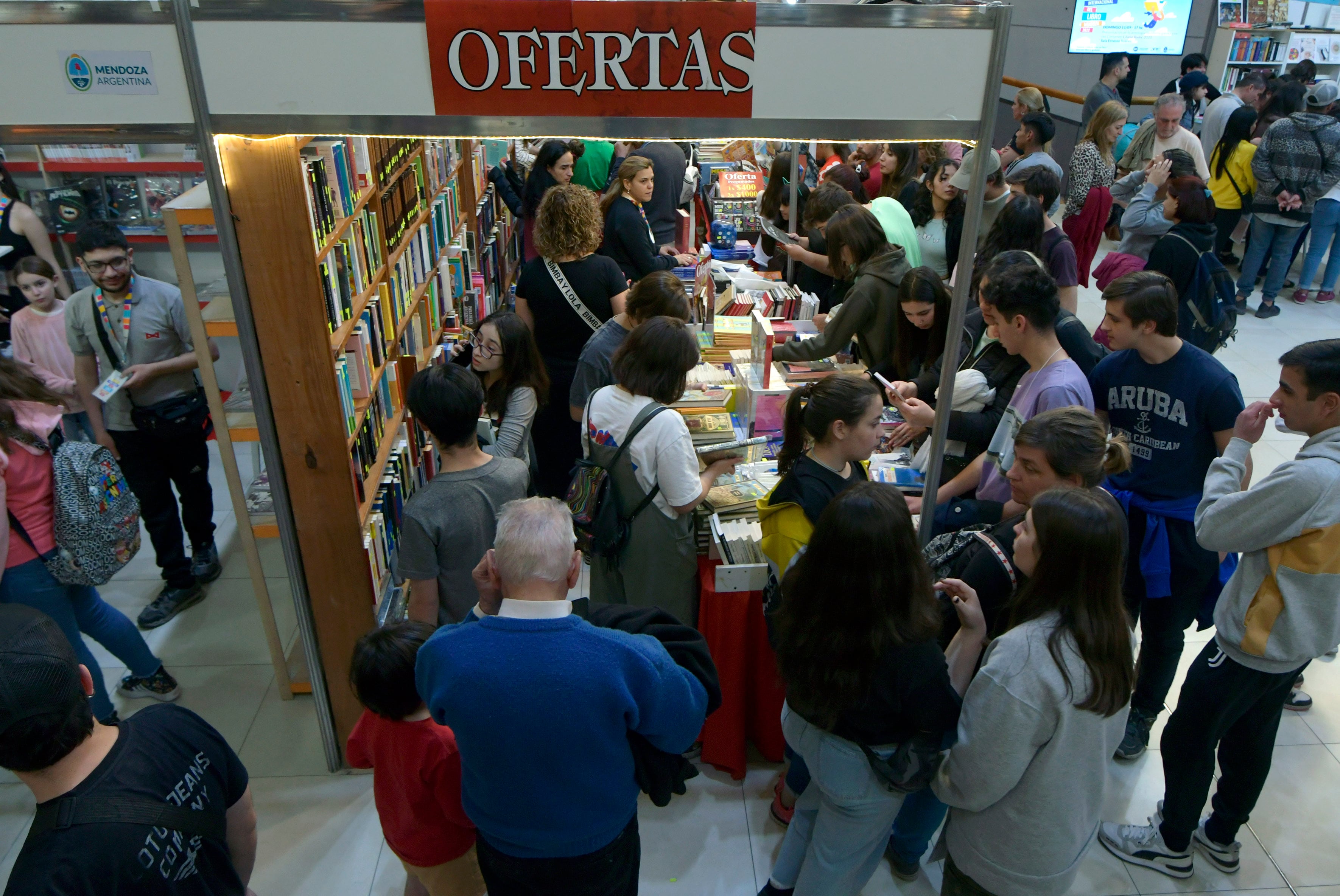 Feria del Libro 2022
 Las librerías ya lo saben y la Feria del Libro, que cierra hoy sus puertas, lo confirmó: los jóvenes están impulsando el consumo de ejemplares y se posicionan como el segmento más fuerte.
en el Julio Le Parc
Foto:  Orlando Pelichotti / Los Andes