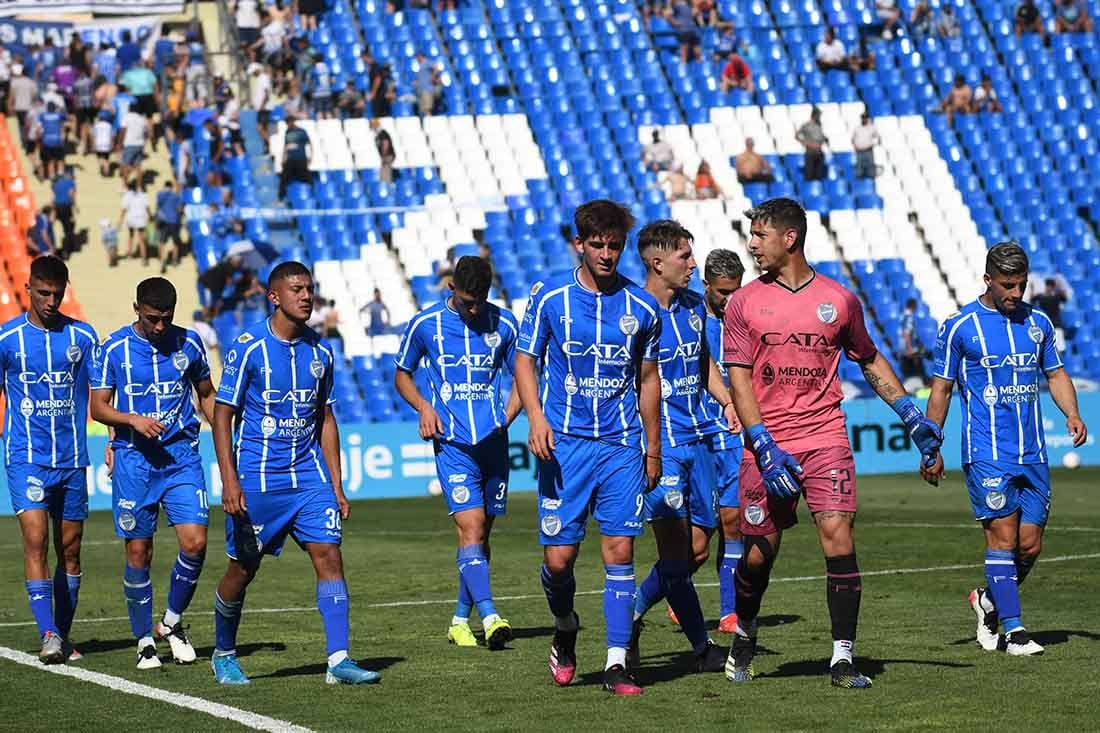 Al término del primer tiempo, los jugadores tombinos se dirigen a la zona de camarines.
Foto: José Gutierrez.