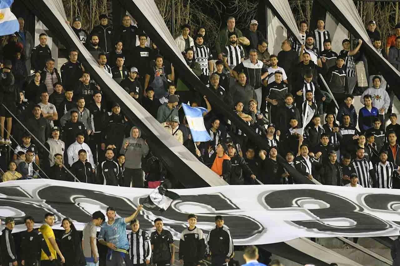 Fútbol Primera Nacional, Gimnasia y Esgrima de Mendoza vs. Estudiantes de Rio Cuarto en cancha de Gimnasia
Foto: José Gutierrez / Los Andes 