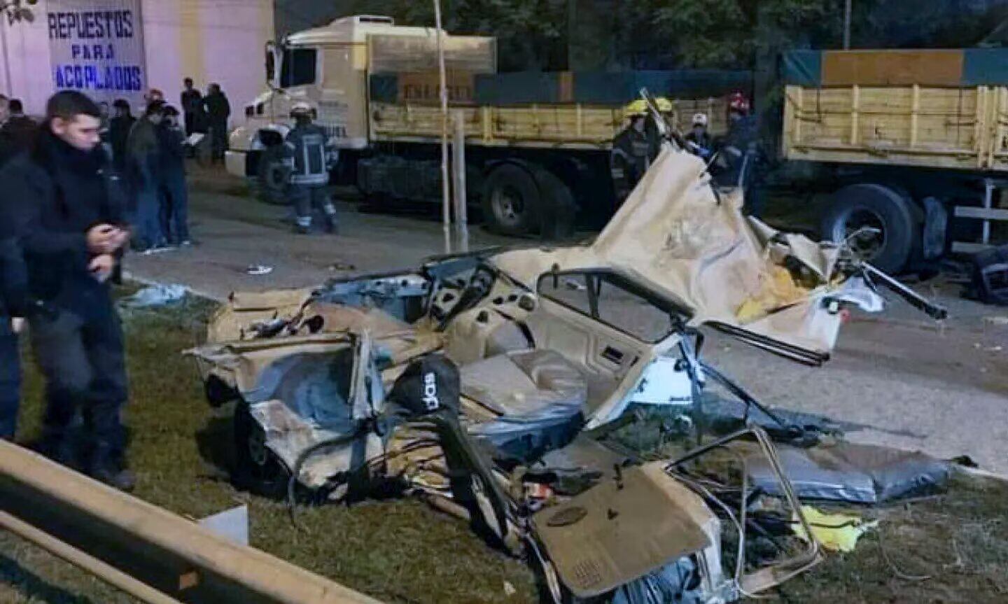 Así quedó el Fiat 147 en donde viajaba el grupo de amigos.