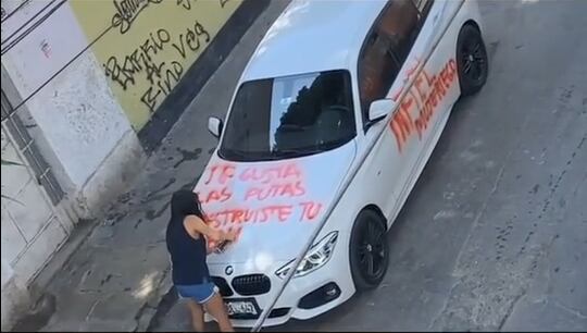 Mujer descubrió que su marido le era infiel y escribió insultos en las puertas de su auto de alta gama. Foto: TikTok