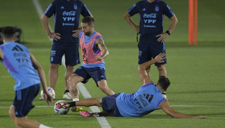 Acuña y el Papu Gómez en el entrenamiento de la selección