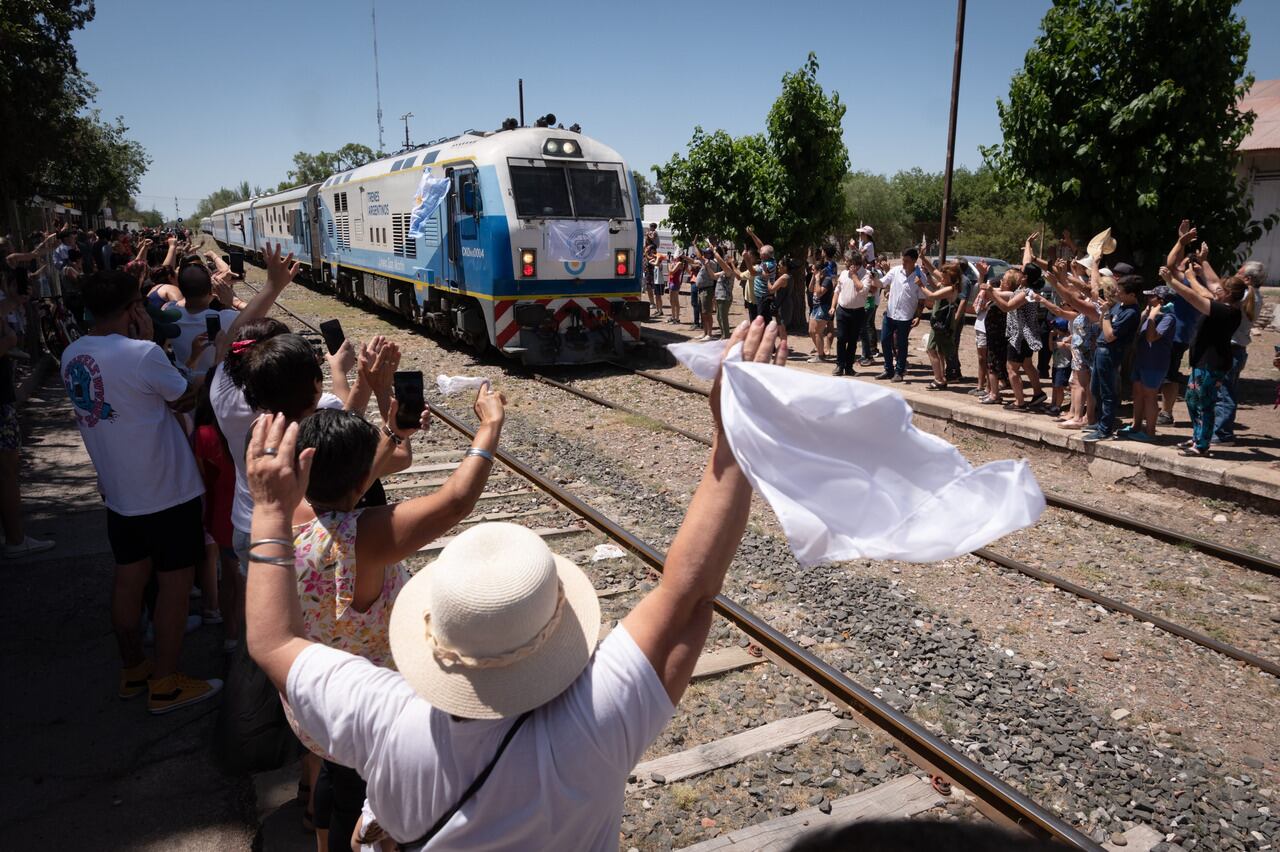 Pura emoción, así llegó a Mendoza el primer tren de pasajeros en casi 30 años
Ante los aplausos y la alegría de vecinos de San Martín, el tren de pasajeros volvió a transitar por las vías mendocinas. Tras 36 horas de viaje desde Retiro, una formación ferroviaria volvió a transitar desde el 10 de marzo de 1993.

Foto: Ignacio Blanco / Los Andes  