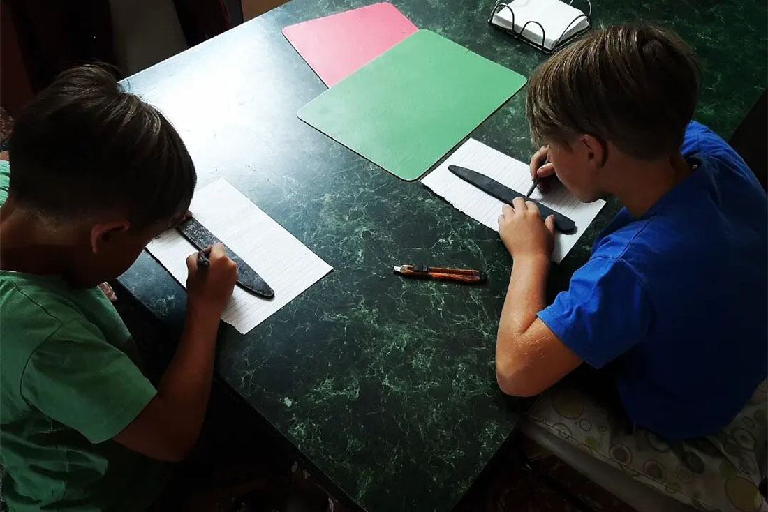 Los hijos de Agustin Peppi Scopel aprenden con cuchillos de cartón.