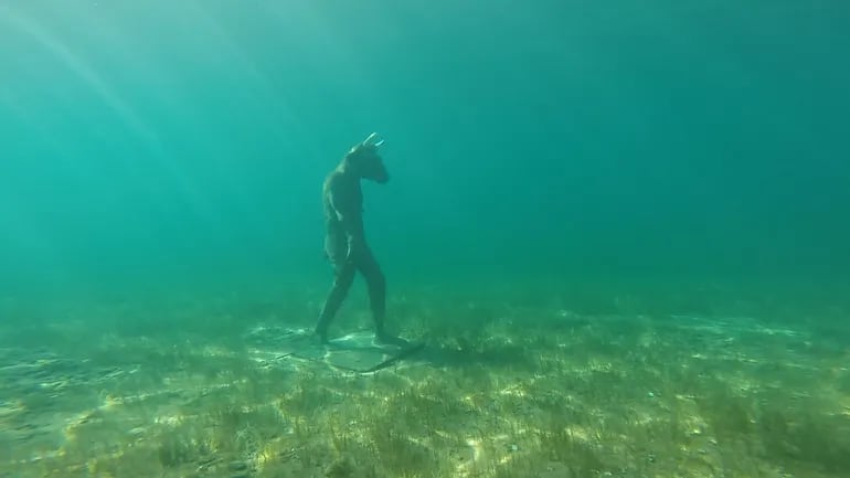 Descubrieron la estatua de un minotauro en el fondo de un lago. Foto LMNeuquén.