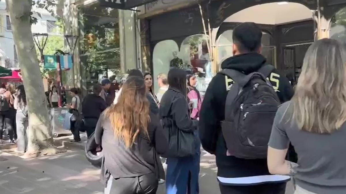 Más de 4 cuadras de cola en el centro de Mendoza y furor por el regreso de una banda de rock nacional. Foto: Captura Video