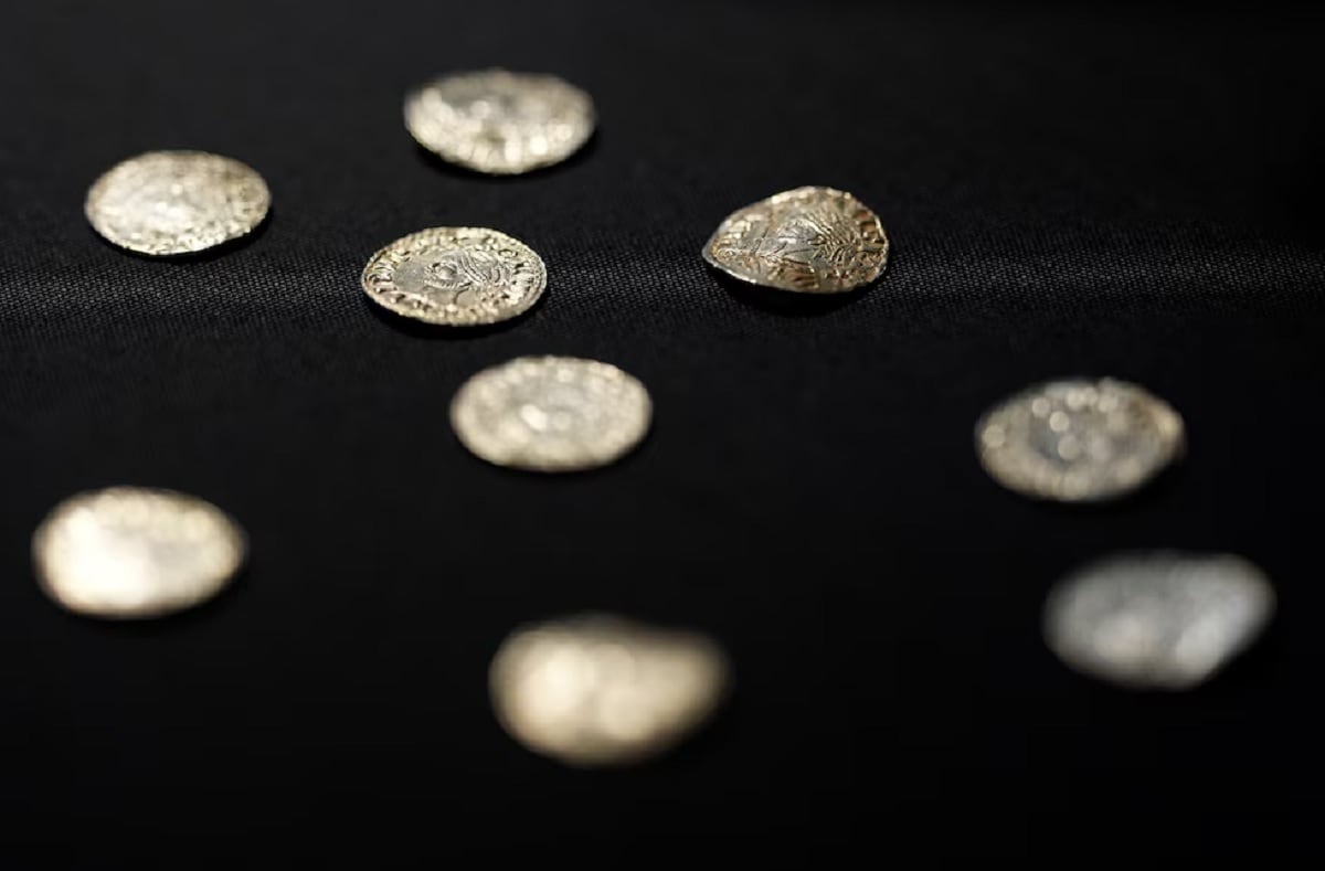 El tesoro consta de 2.584 peniques de plata acuñados entre 1066 y 1068. (Foto: Infobae)