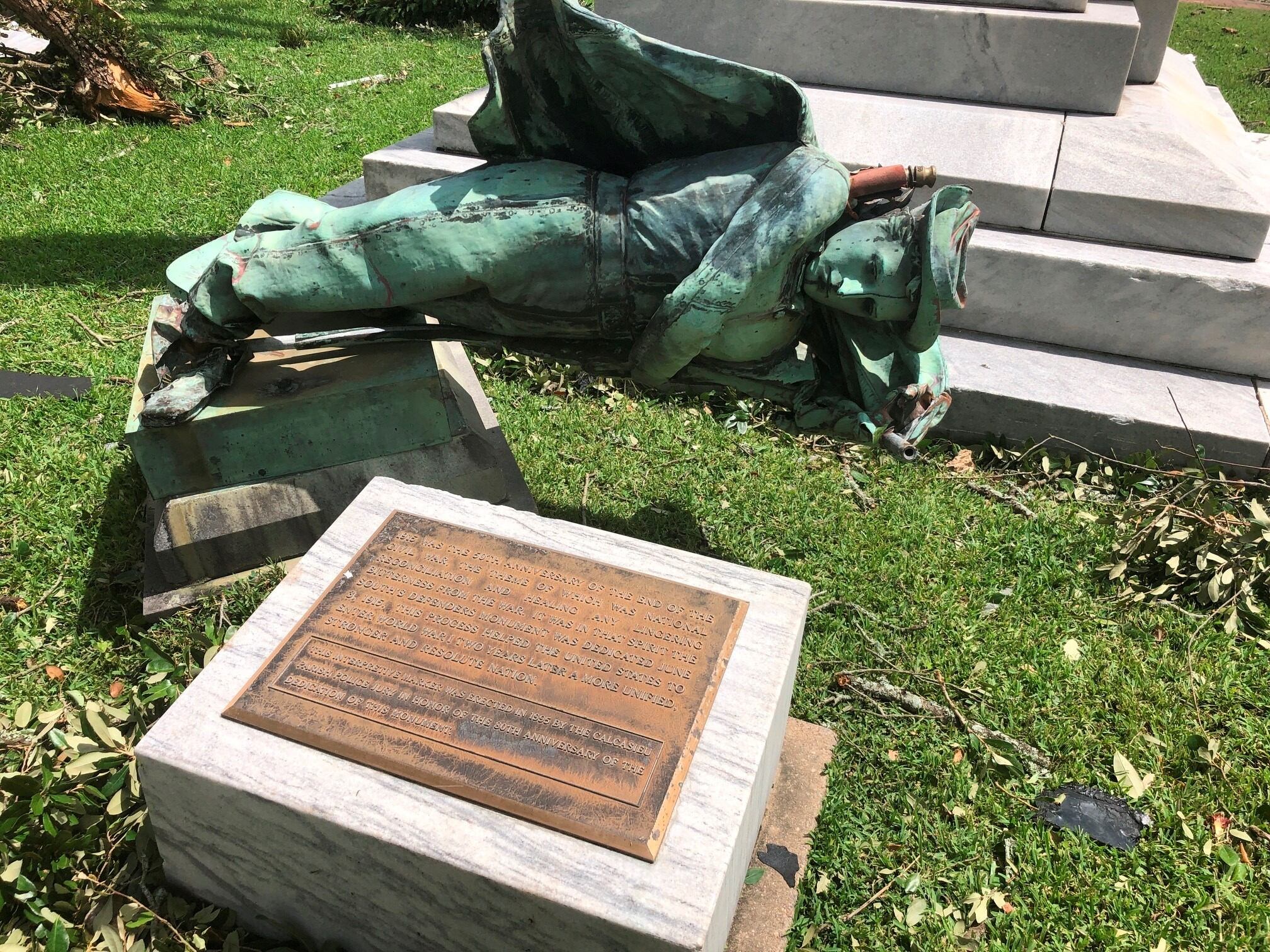 Una estatua de un soldado confederado yace en el suelo después de ser derribado por los fuertes vientos.