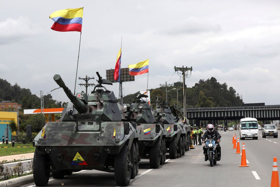 Jornada de protestas en Colombia contra un plan de reformas impositivas que ocasionaron una huelga nacional, represión y muertos a manos del ejército.  Las protestas que comenzaron la semana pasada por una propuesta de reforma tributaria continúan a pesar de que el presidente Iván Duque retiró el plan tributario del Congreso.  (AP)