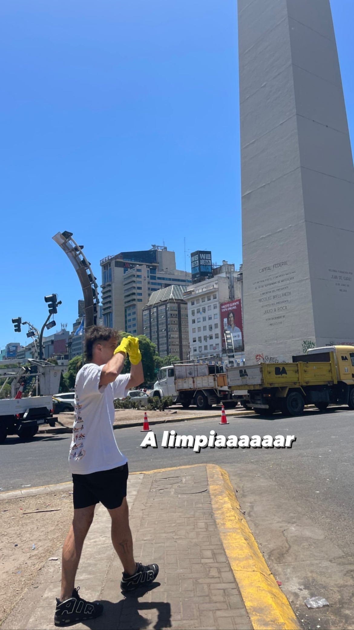 Santi Maratea limpiando la zona del Obelisco