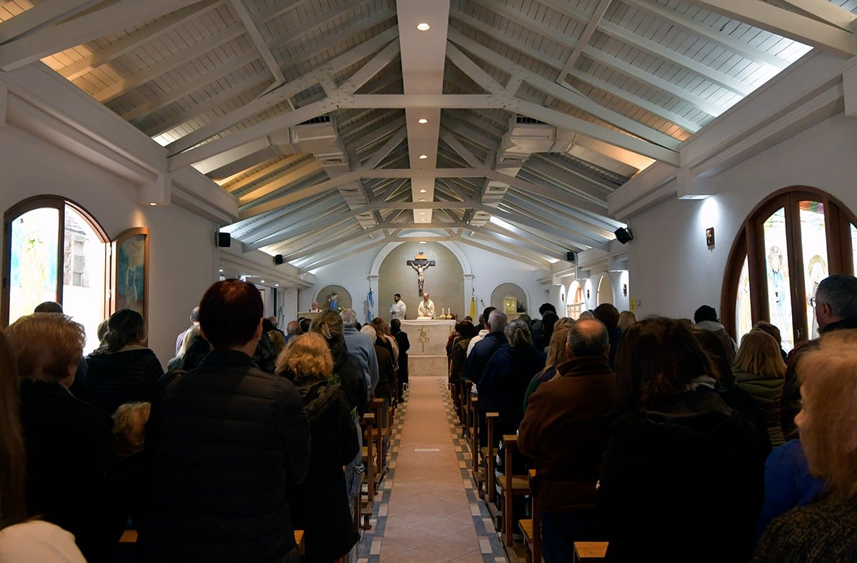 Una gran multitud de fieles se acercaron a la Parroquia de San Cayetano en Godoy Cruz. Foto: Orlando Pelichotti / Los Andes