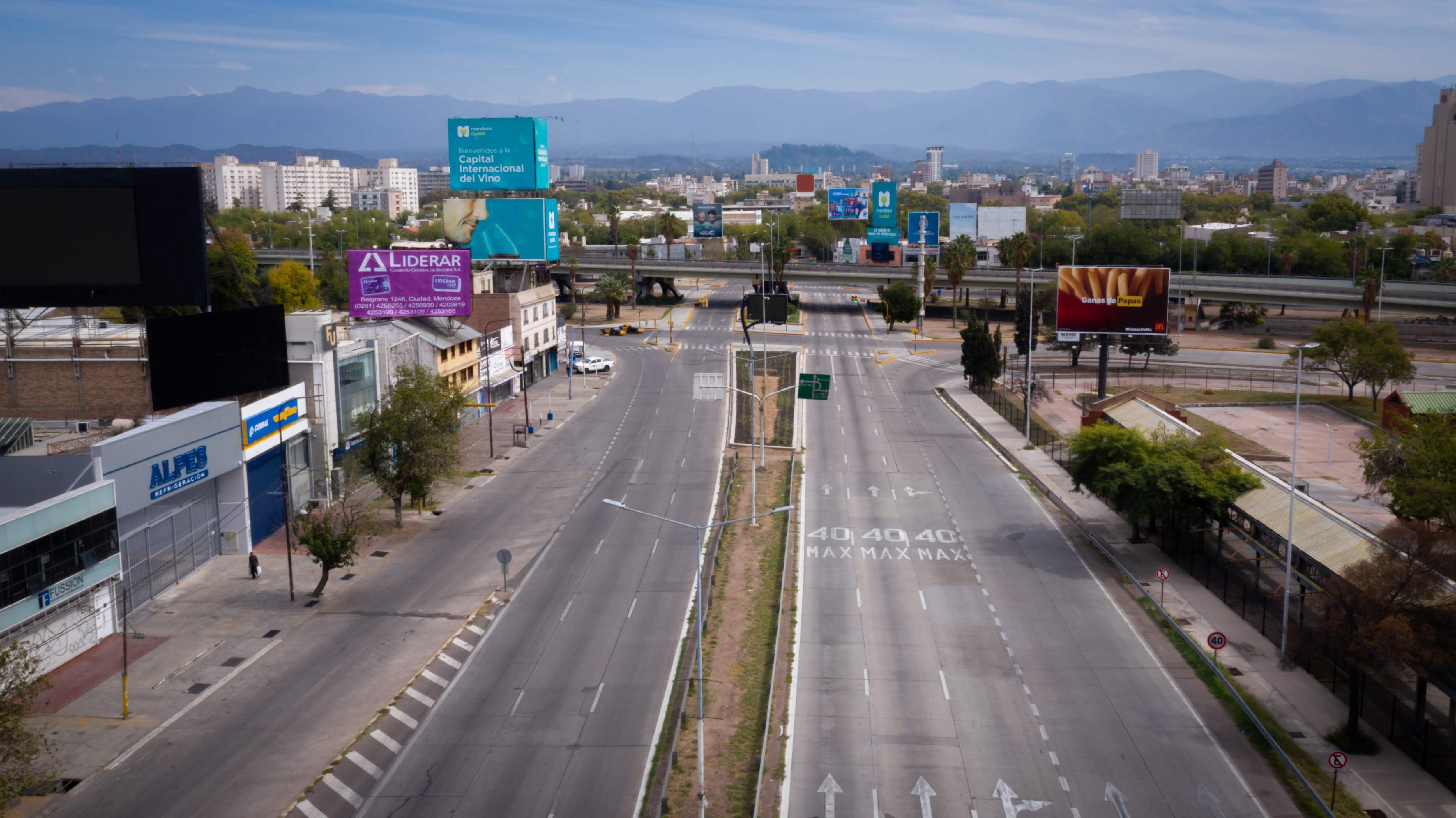 Abril. Acceso a la ciudad de Mendoza en los primeros días del comienzo del decreto de Aislamiento Social Preventivo y Obligatorio.