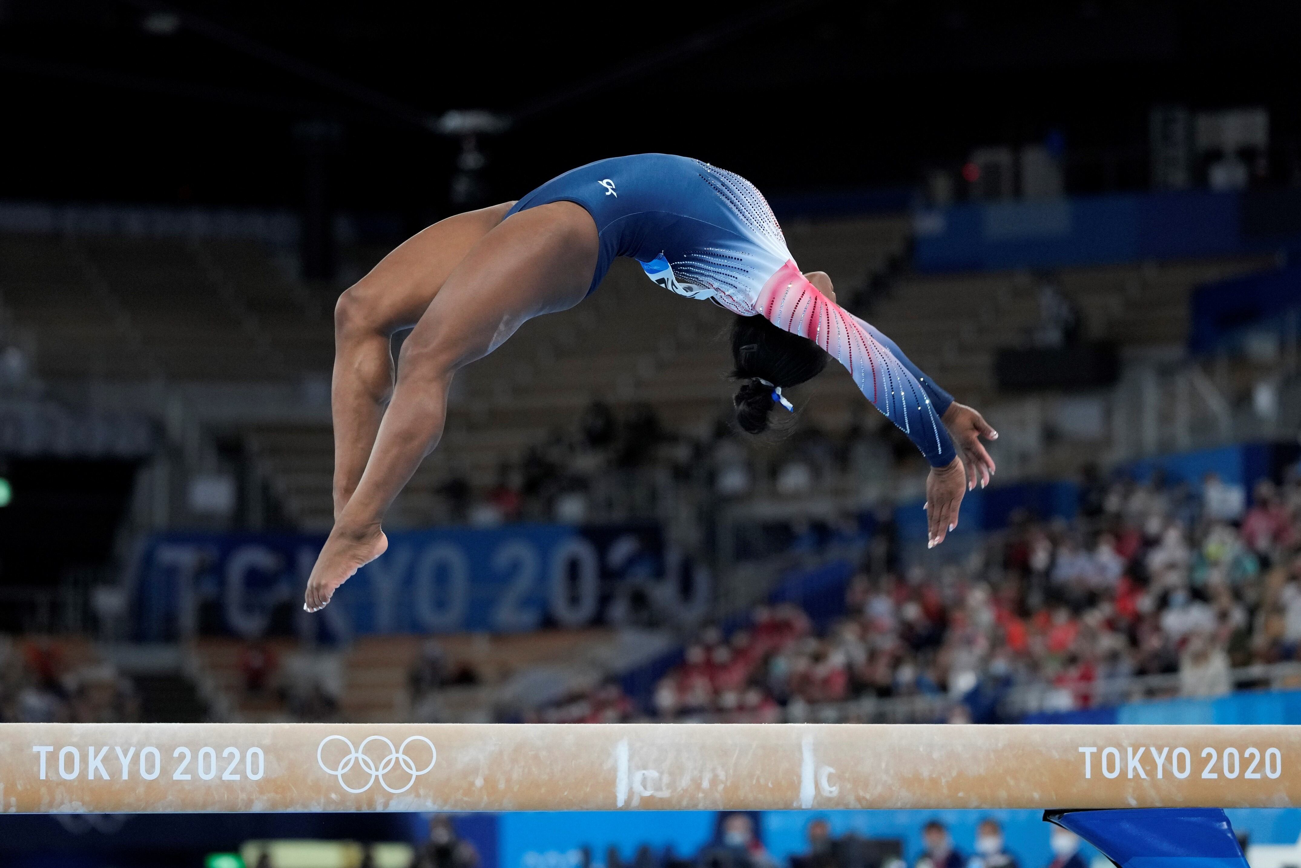 Simone Bile se quedó con el bronce en el ejercicio de viga.