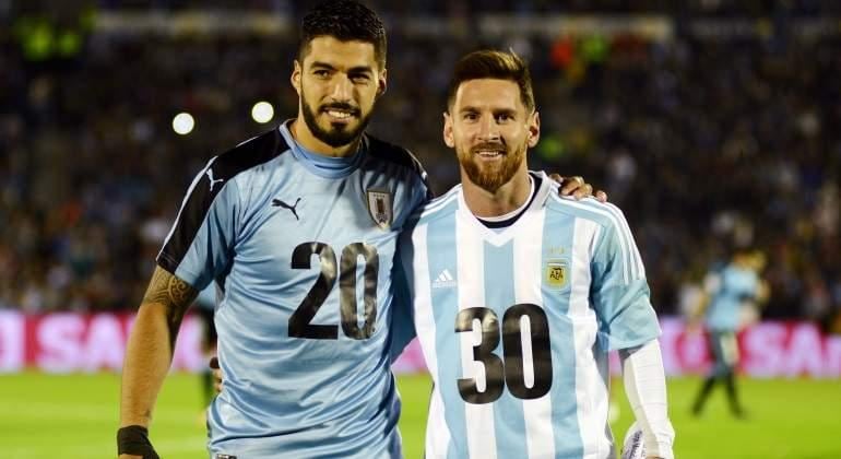 Suárez y Messi, imagen del deseo sudamericano de tener el Mundial 2030 en esta parte del mundo. (AP/Archivo)