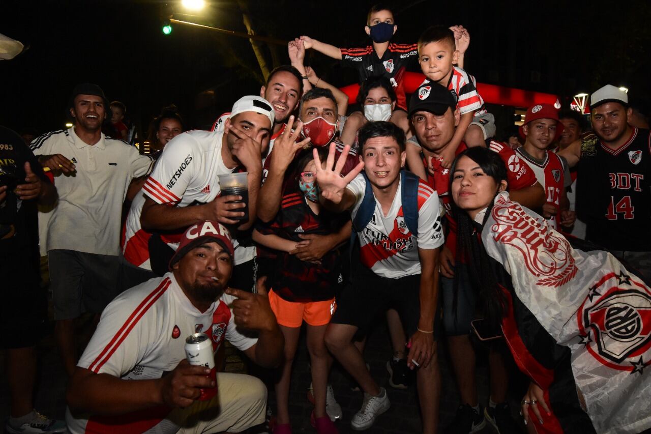 Festejos de los hinchas de River en el Kilómetro 0. Foto Mariana Villa.