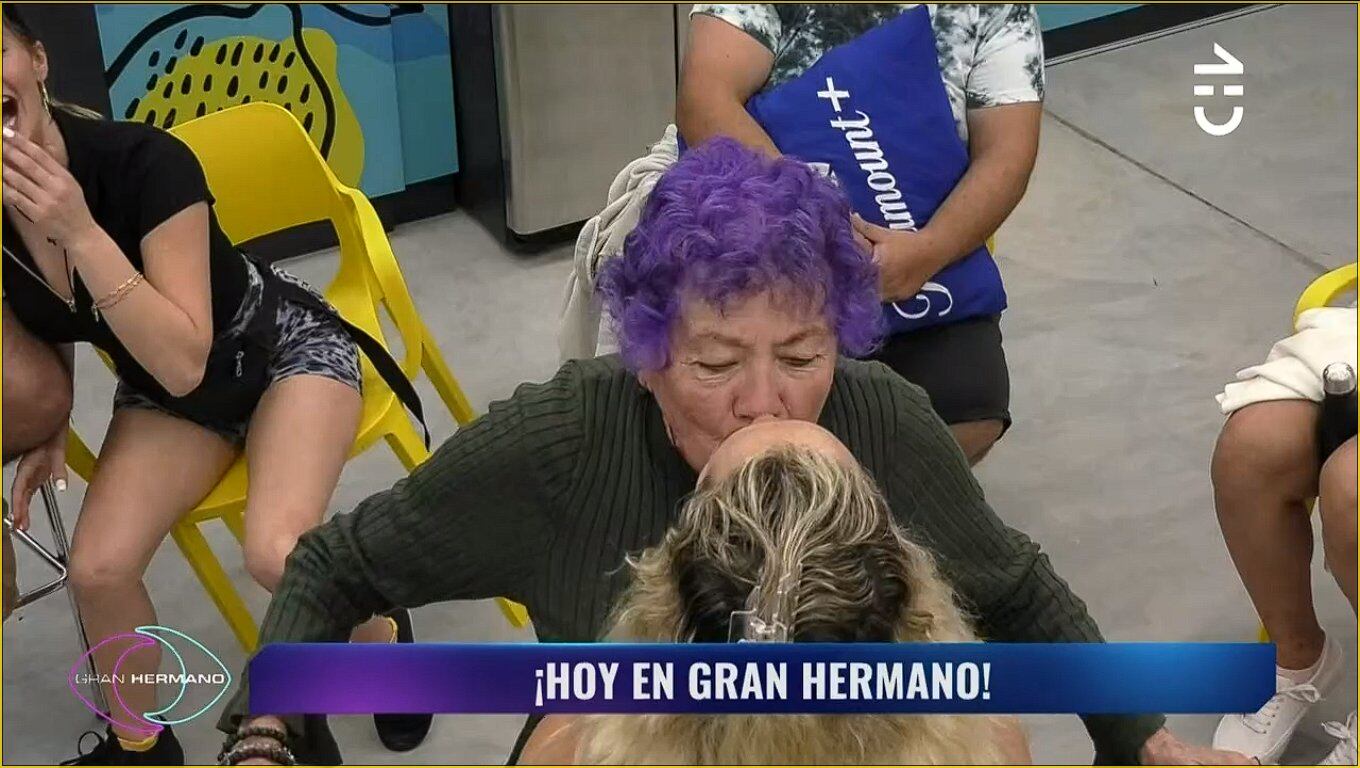 Mónica, la participante de 77 años de Gran Hermano Chile, a los besos con sus compañeros.