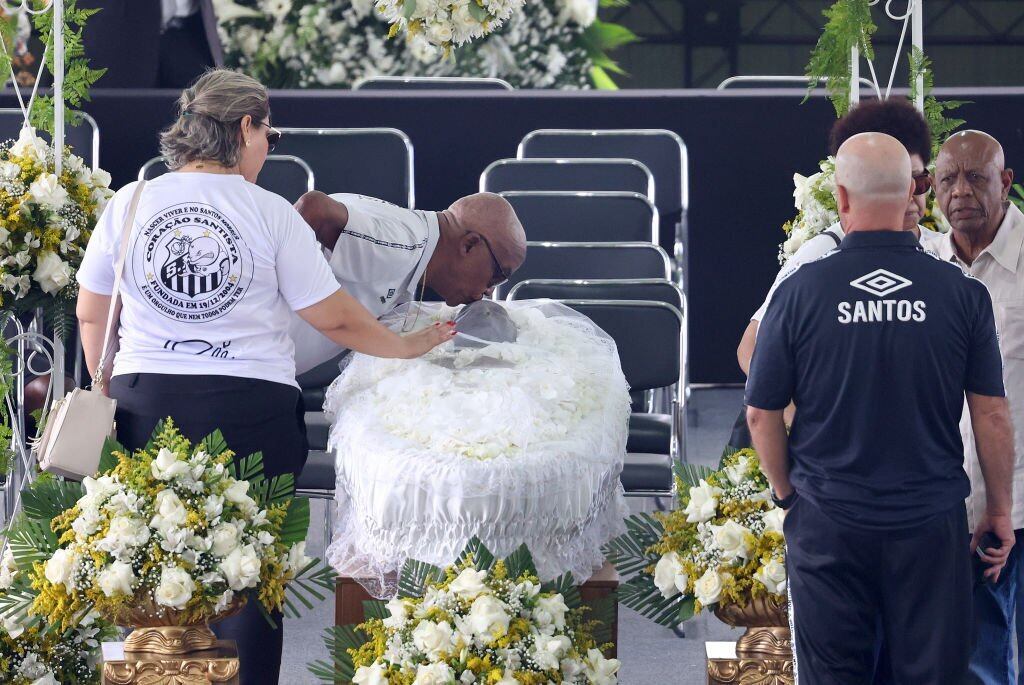 Despiden a Pelé, leyenda brasileña en el estadio de Santos.