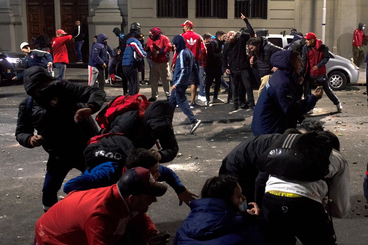 Gritos, peleas y balas de goma en el enfrentamiento entre hinchas y la Policía tras la asamblea en Independiente.