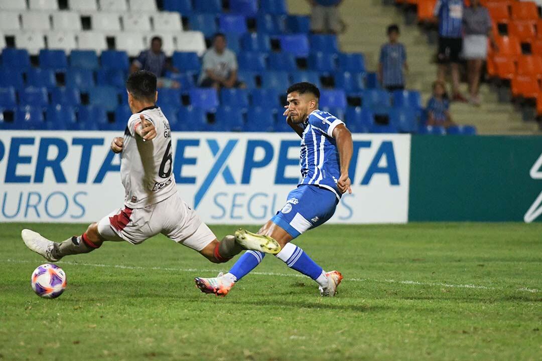 El remate de Nahuel Ulariaga se desviará en Goltz y se convertirá en el 1-0 de Godoy Cruz que hizo delirar a los hinchas en el Malvinas. Foto: José Gutierrez / Los Andes