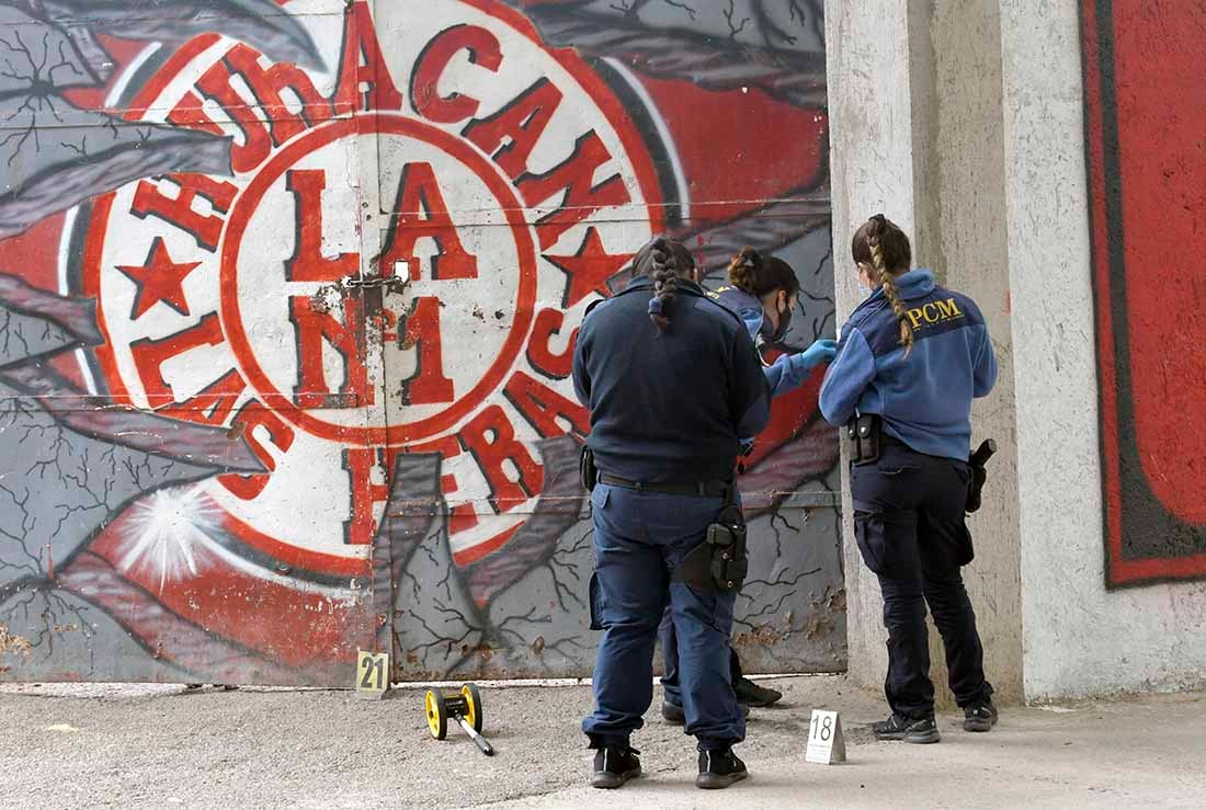 Policía Científica, realiza peritajes en las inmediaciones del Estadio San Martín
Otra vez la violencia y la barbarie se hizo presente en un partido de fútbol. Por el Federal A, el Club Huracán Las Heras recibía a Ferro, Incidentes en la barra local provocaron la suspensión del partido.
Foto: Orlando Pelichotti