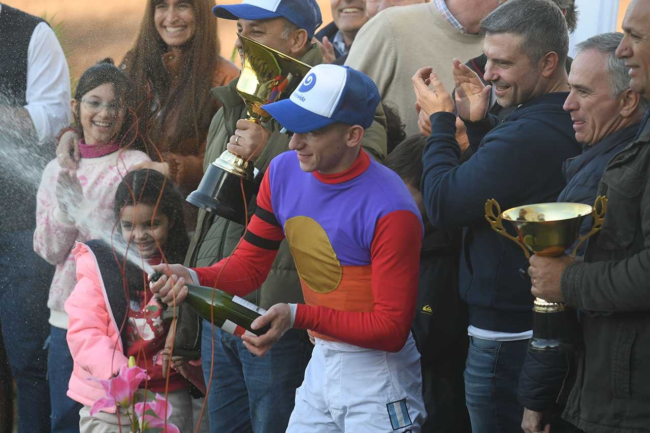  Kevin Banegas, jockey del caballo ganador



Foto: José Gutierrez / Los Andes