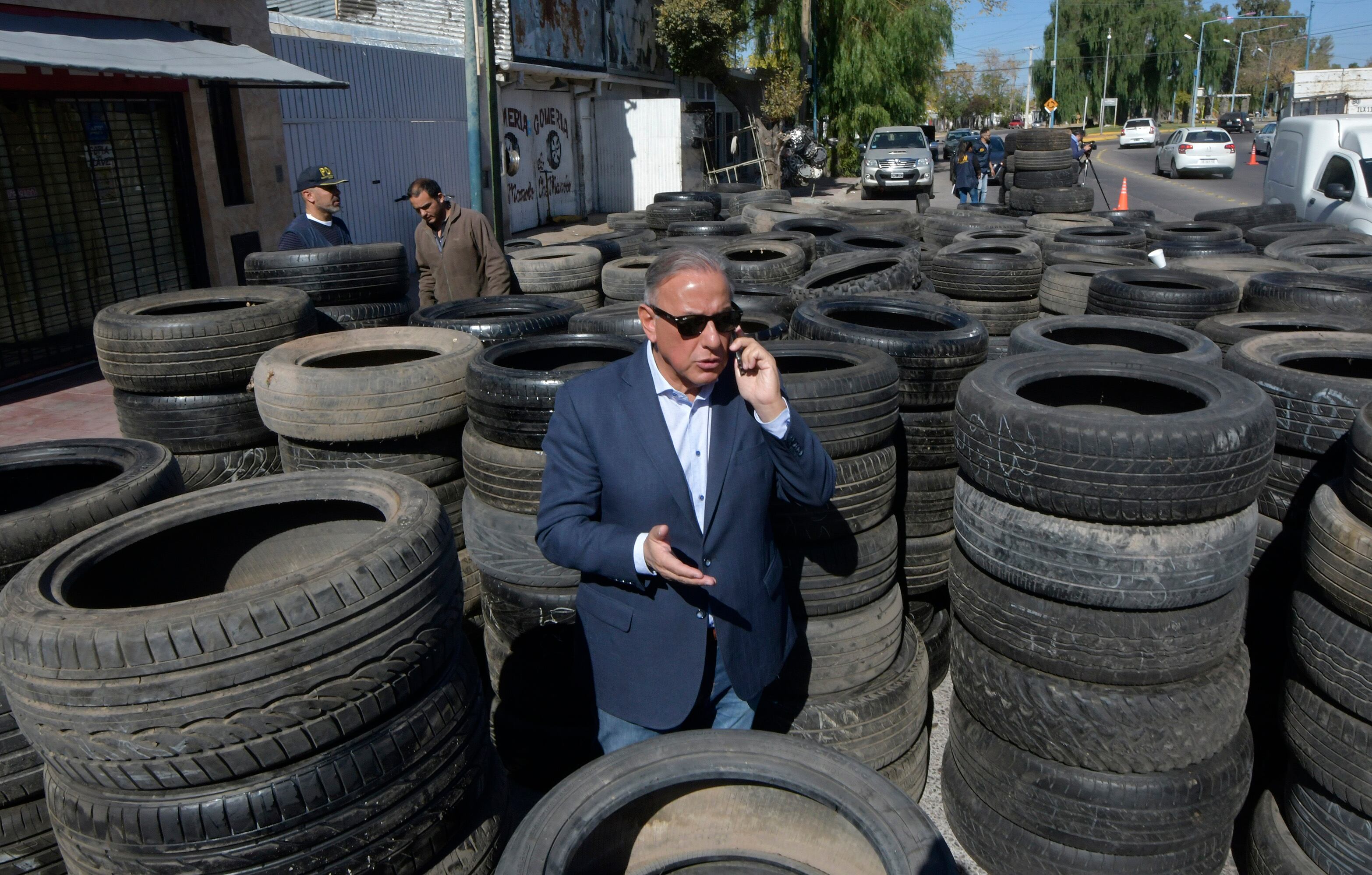 02 de Mayo2 Mendoza Policiales
Allanamientos en gomerías de Godoy Cruz
Este medio día, allanaron gomerías y talleres donde se secuestraron miles de cubiertas y ruedas de automóviles
Raúl Levrino, ministro de Seguridad.
 Foto: Orlando Pelichotti / Los Andes