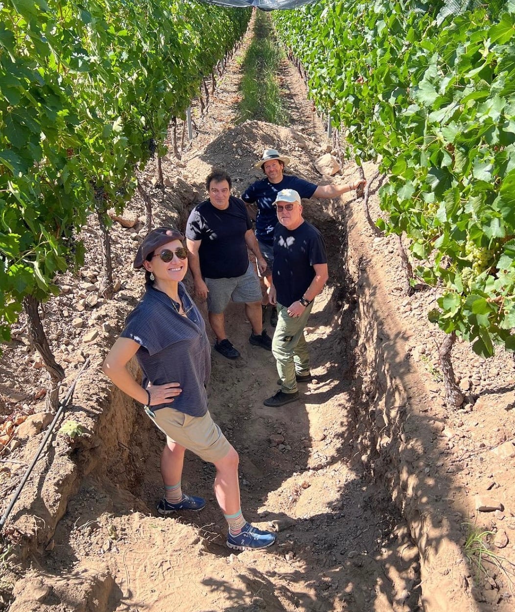 James junto a Laura Catena, Alejandro Vigil y Luiz Reginato en el terroir de El Cepillo en el valle de Uco.