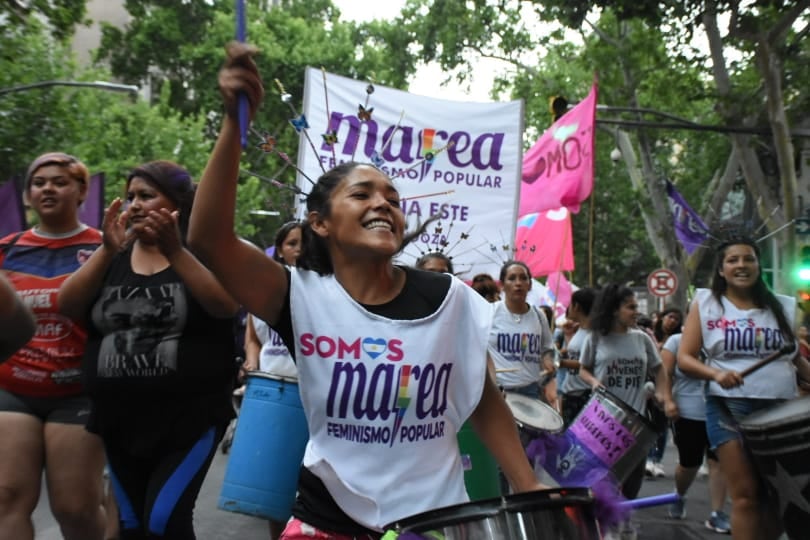 Con cantos, bombos y carteles, miles de personas marcharon en una ola violeta en el Día Internacional para Eliminar la Violencia contra la Mujer.