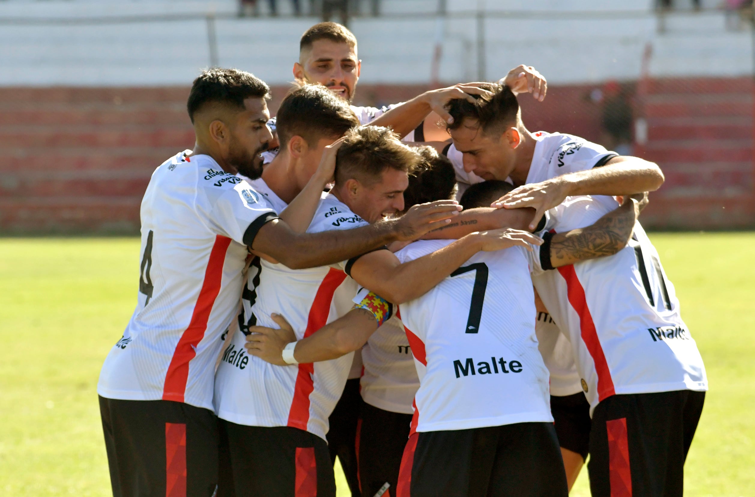 03 de abril  2022 Deportes
Primera Nacional Club Deportivo Maipú
Bruno Nasta,  marcó los tres goles del Cruzado que logró una gran victoria ante Club Defensores de Belgrano , después de cuatro partidos sin ganar y una suspensión. Juan Olivares le dio la igualdad transitoria al “Dragón”. El partido estuvo demorado por la falta de ambulancia.

Foto: Orlando Pelichotti / Los Andes