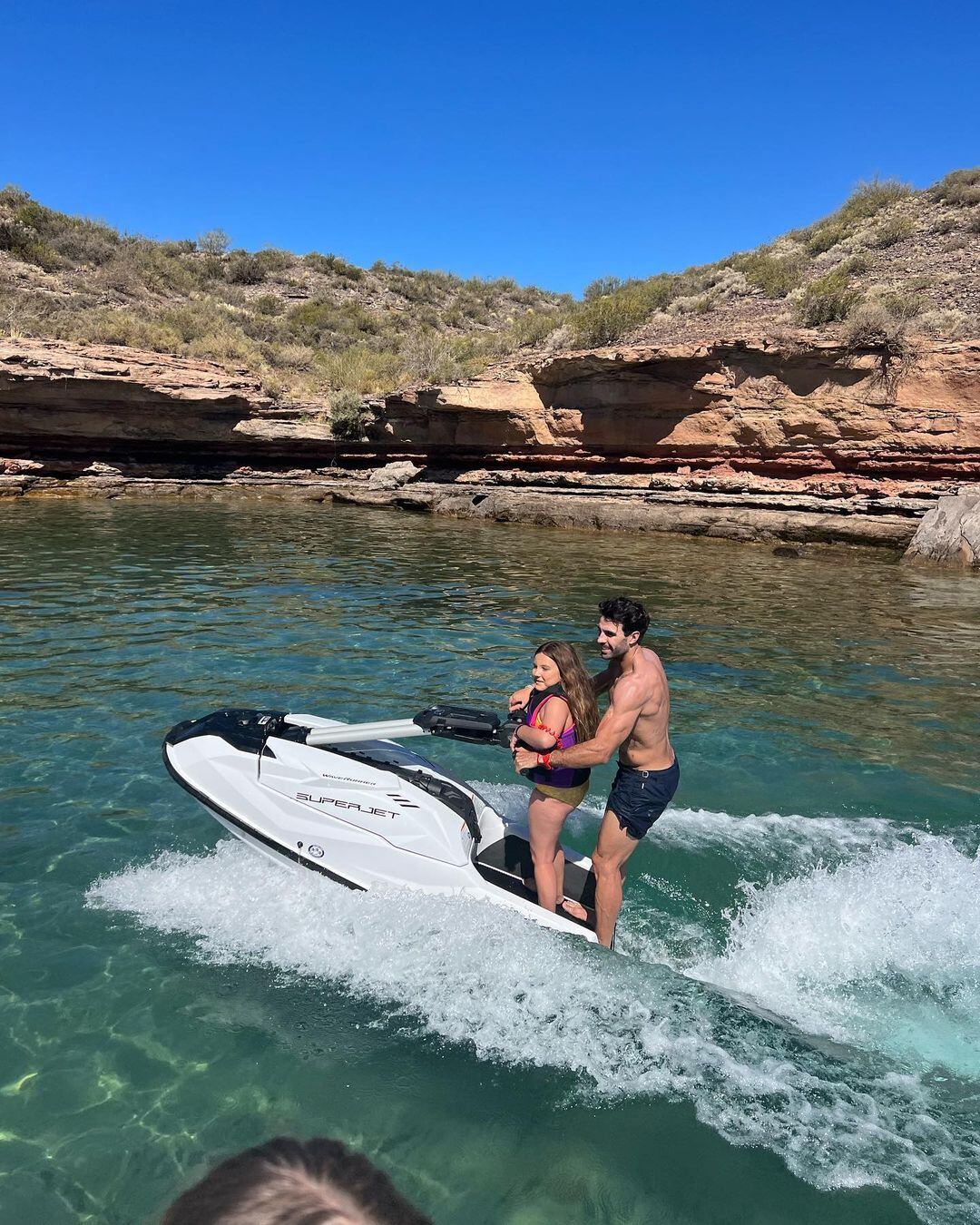 Nicole Neumann se divierto en un lago de la Patagonia