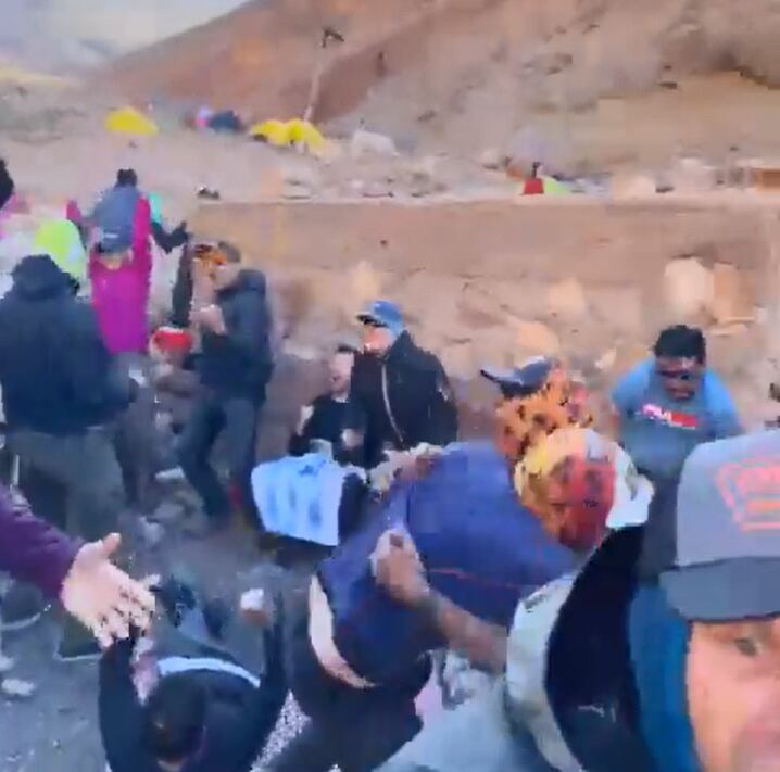 Con alambre y bastones de trekking como antena, escucharon el partido de Argentina en plena montaña y así festejaron. Foto: Captura Video