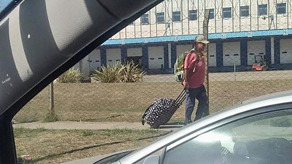 Con el tránsito completamente frenado, muchos pasajeros optan por caminar. Foto: Gentileza / Infobae