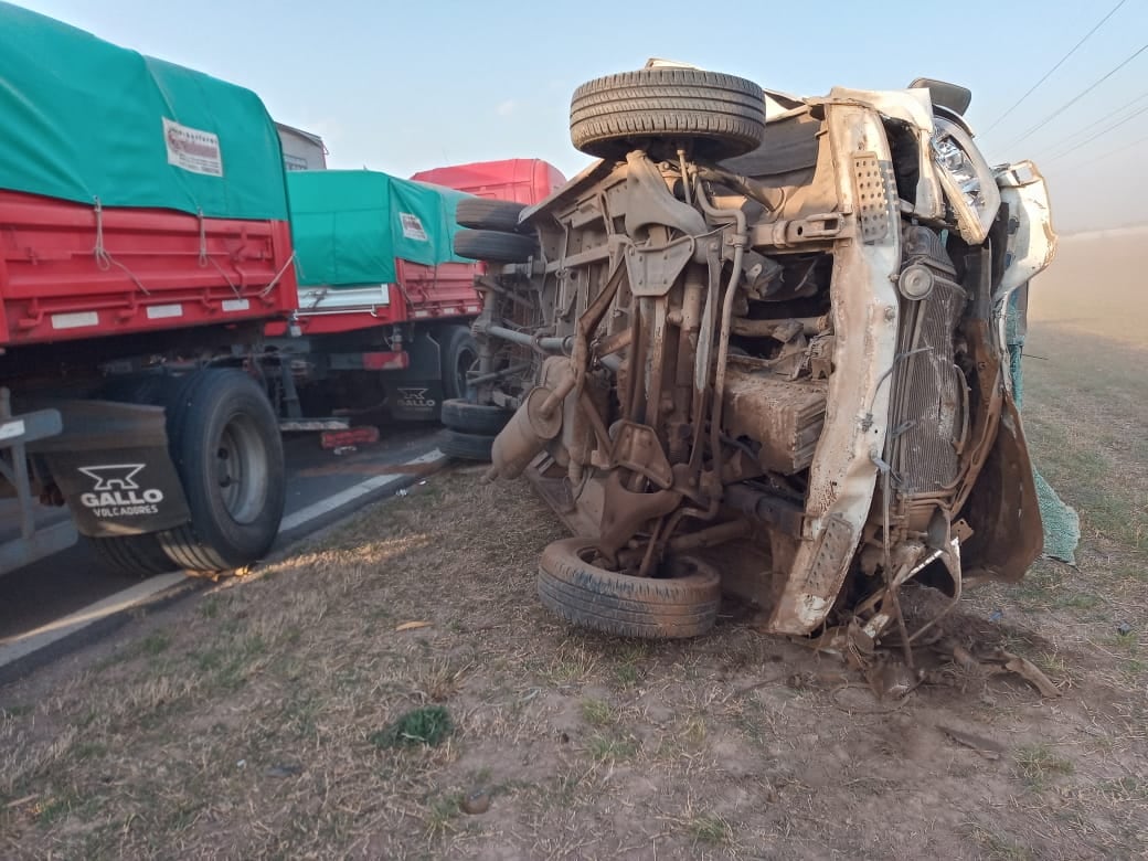 Accidente de tránsito por tormenta de viento y tierra en la Ruta 19 en Córdoba.