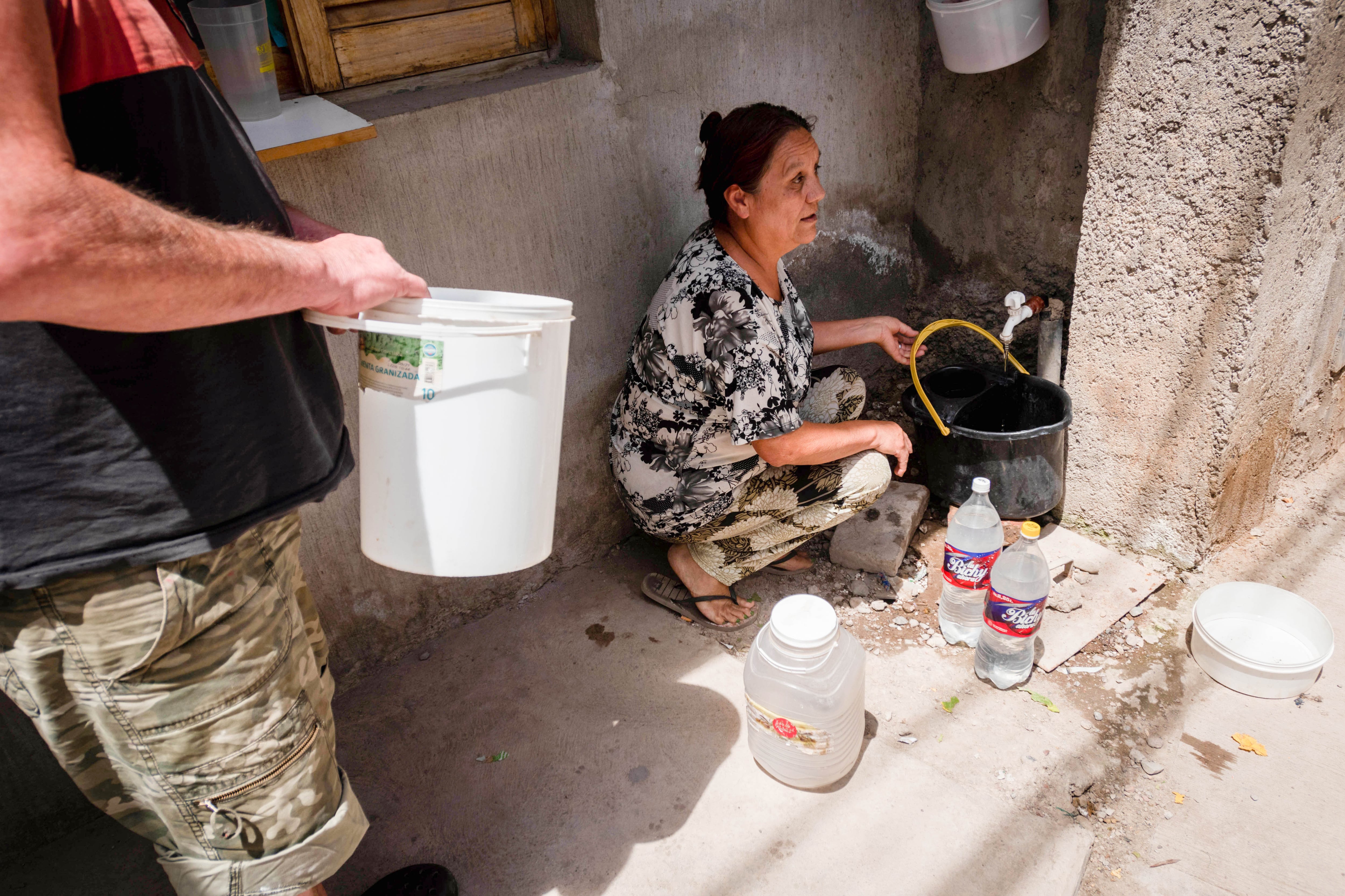 El verano pasado hubo una seguidilla de días sin agua en el barrio La Favorita, del oeste capitalino. Foto: Ignacio Blanco / Los Andes. 