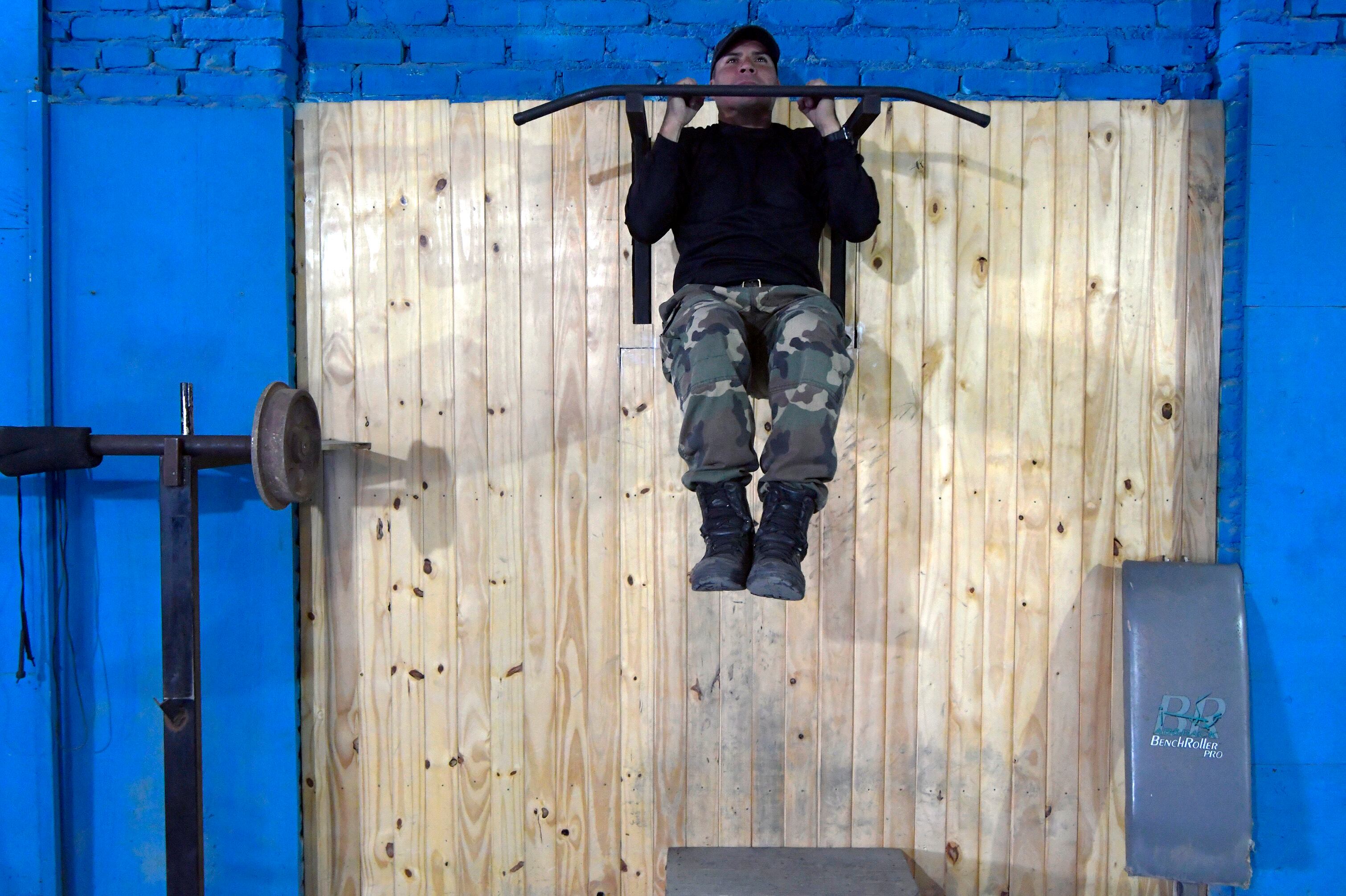 El auxiliar primero José Tapia realiza ejercicios en el gimnasio de la base. Foto: Orlando Pelichotti / Los Andes