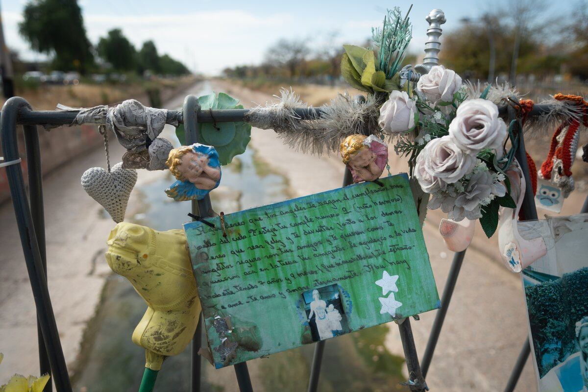 Cartas, flores y fotos de los chicos en el lugar de la tragedia.