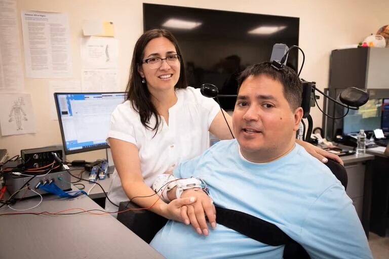 Keith Thomas junto a su hermana. Foto: The Feinstein Institutes for Medical Research/Northwell Health.