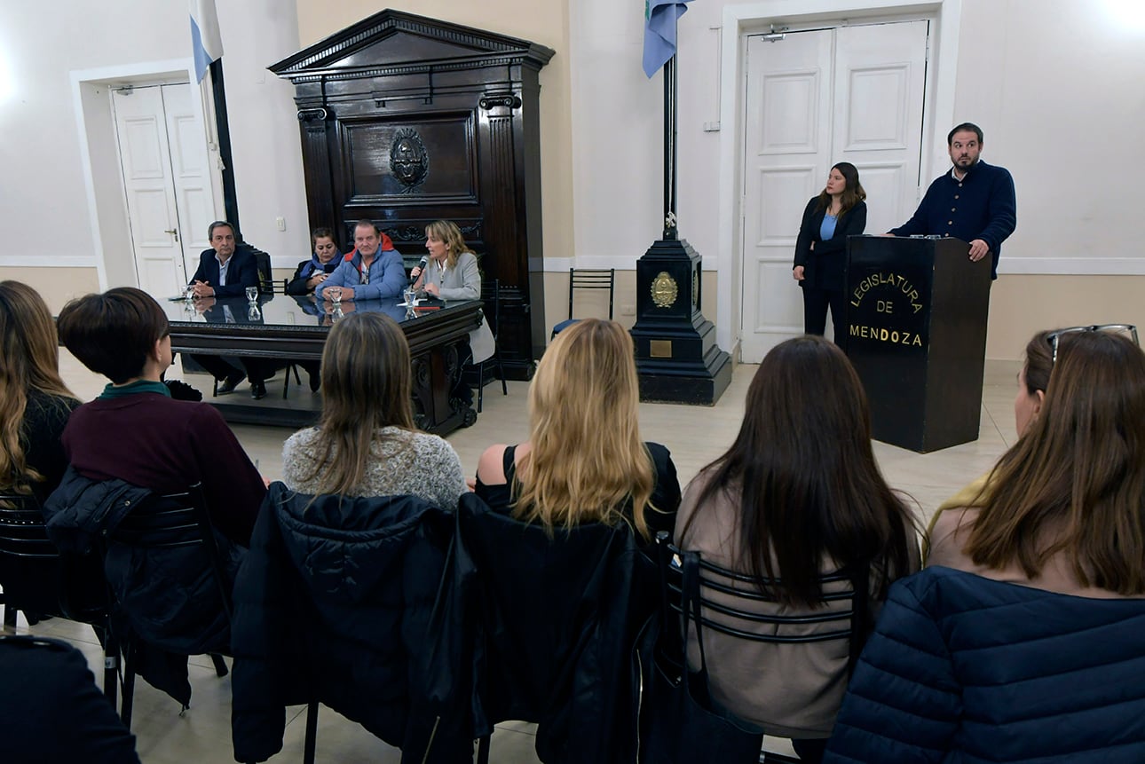 Antigua visita de los abuelos de Lucio Dupuy, que llegaron desde La Pampa para tratarse en la Legislatura Provincial la Ley Lucio. Foto: Orlando Pelichotti