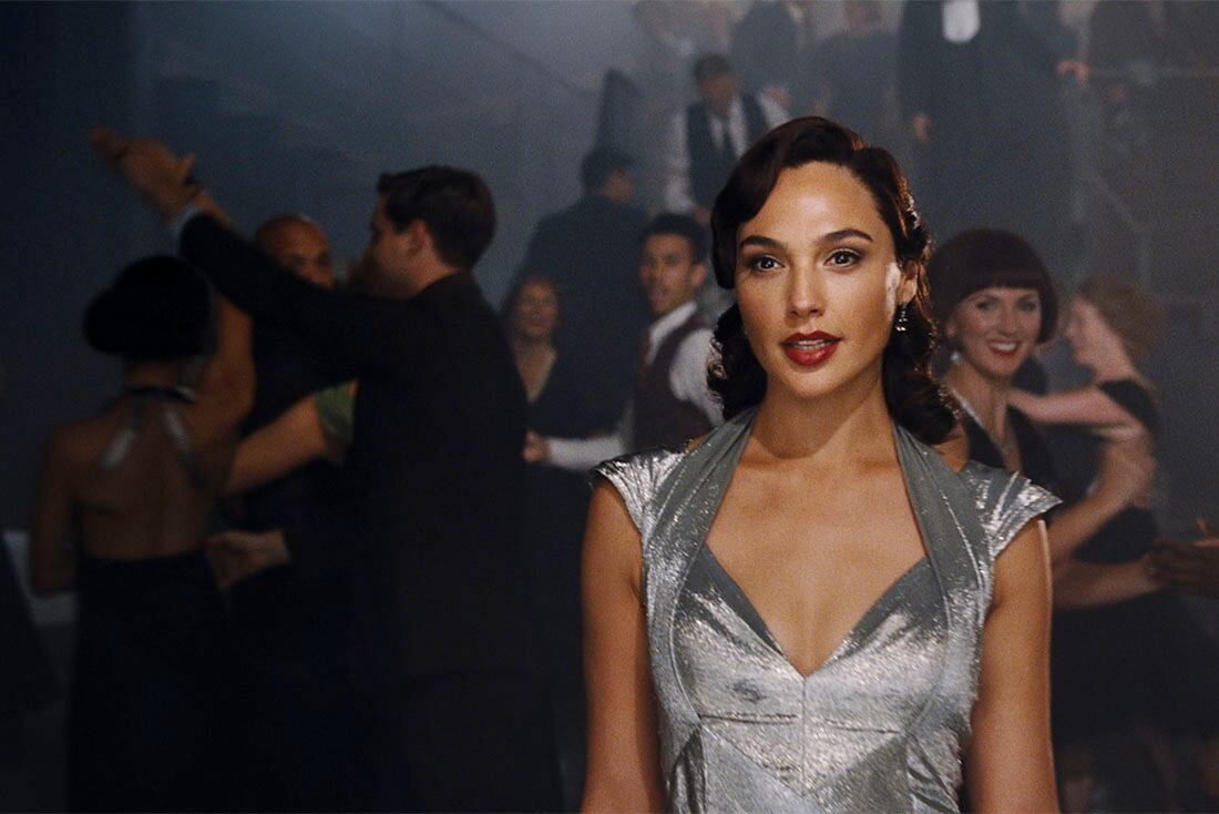 Gal Gadot en una escena de "Death on the Nile" en una imagen proporcionada por 20th Century Studios. (20th Century Studios via AP)