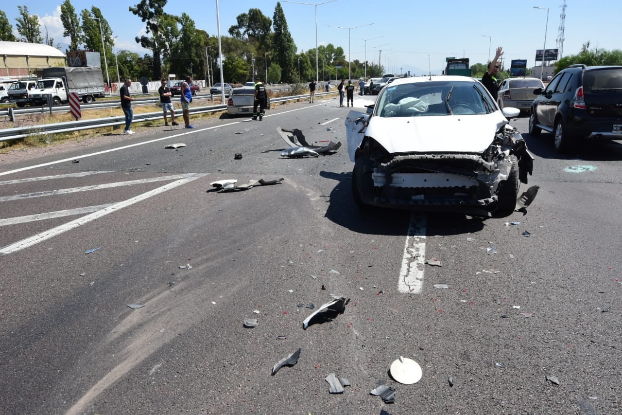 Choque múltiple en el Acceso Sur (Foto: Mariana Villa / Los Andes)