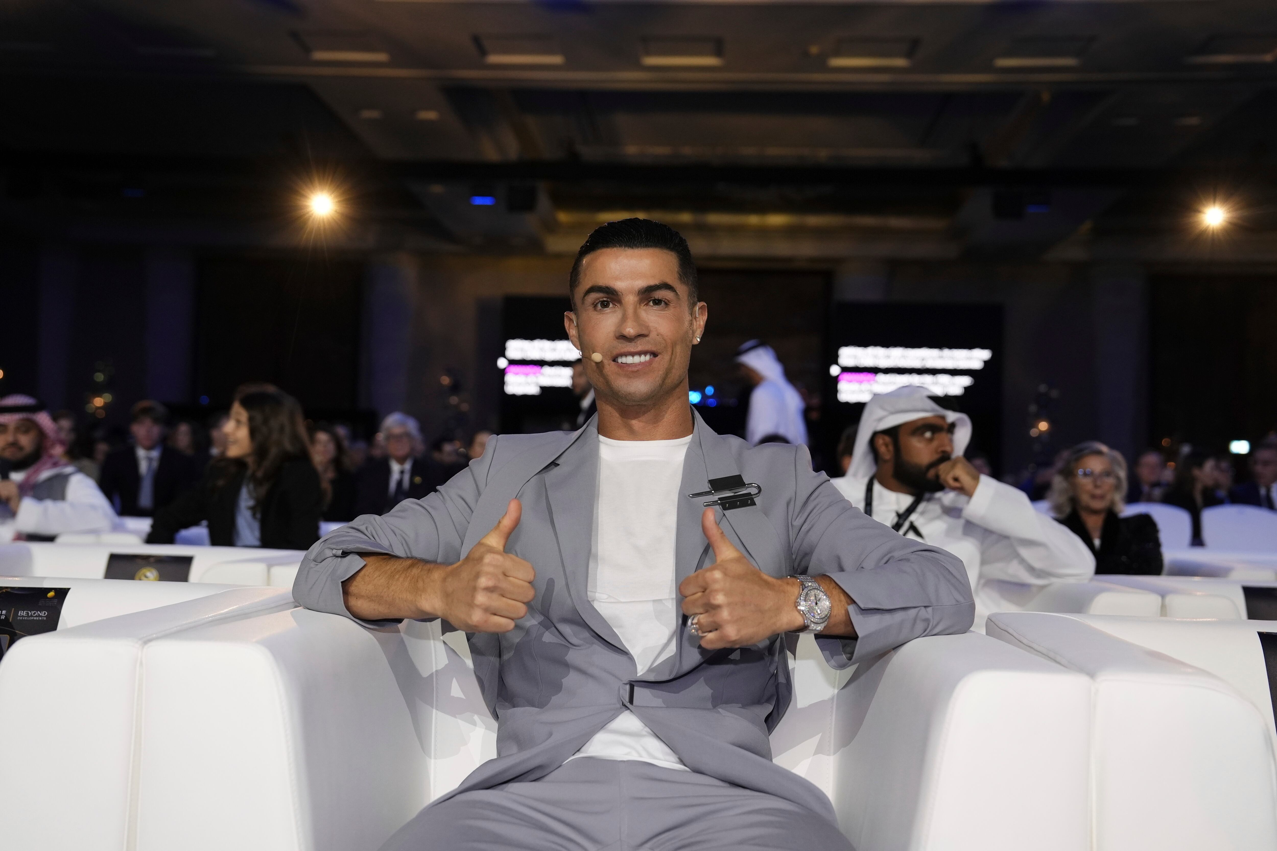 El portugués Cristiano Ronaldo sonríe durante la entrega de los Globe Soccer Awards 2025 en Dubái, el vierne 27 de diciembre de 2024 (Fabio Ferrari/LaPresse via AP)