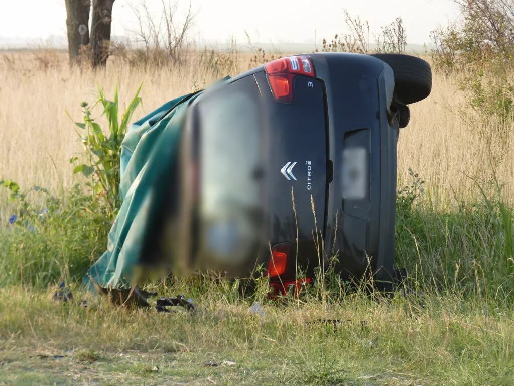 Tras la fuerte colisión, uno de los vehículos quedó volcado en la orilla de la ruta.