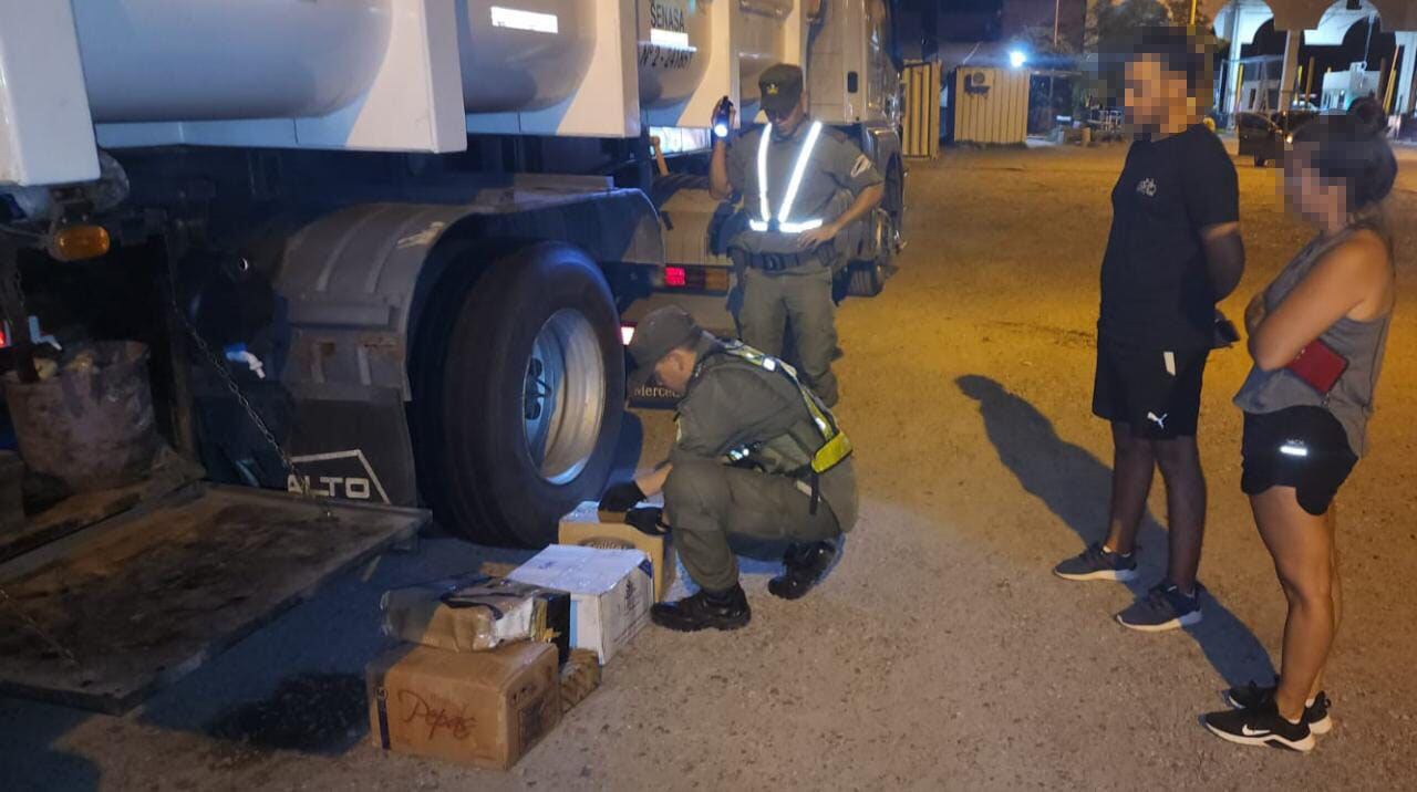 Efectivos realizaron un control de rutina y decomisaron más de 30 millones de pesos que estaban escondidos en la caja de herramientas - Foto: Gendarmería Nacional