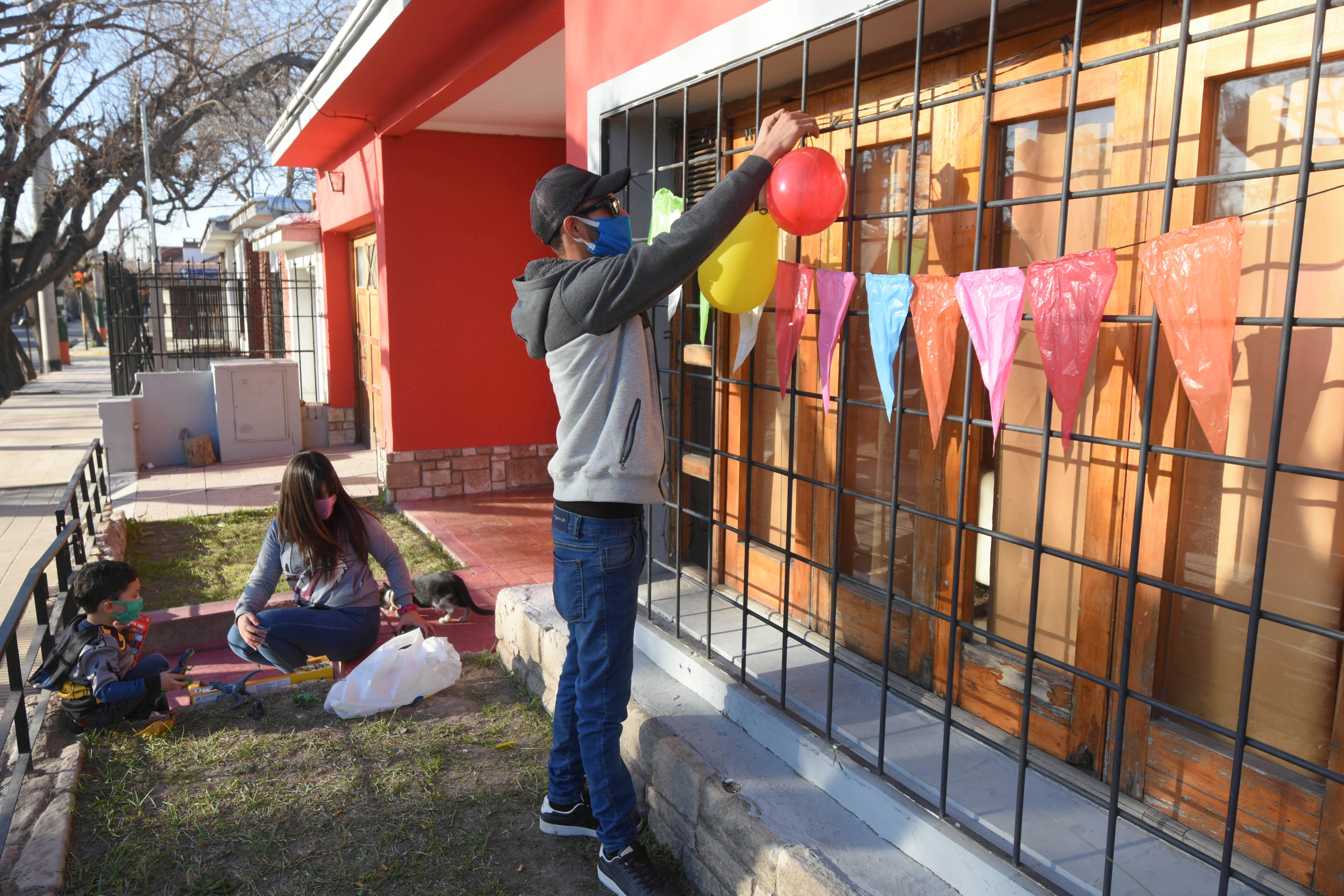 En el patio, o en la entrada, los padres se las ingeniaron para que los chicos disfruten su día.