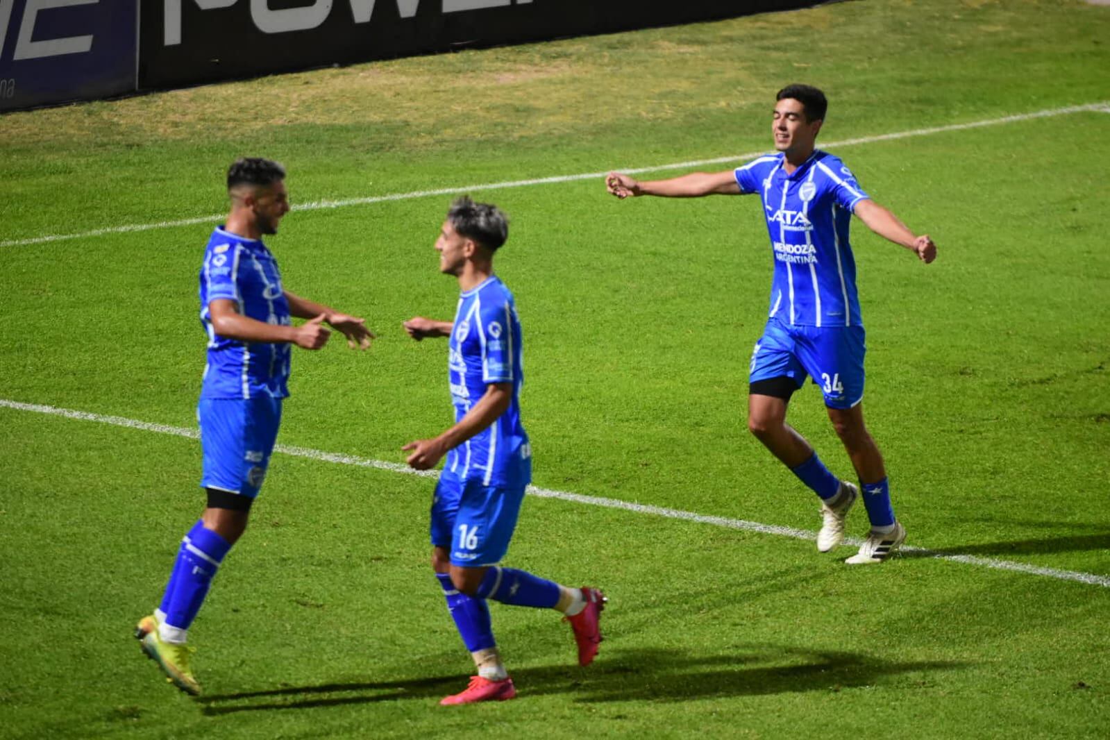 Festejo de los jugadores del Tomba tras el gol de penal de Martín Ojeda. / Mariana Villa (Los Andes).