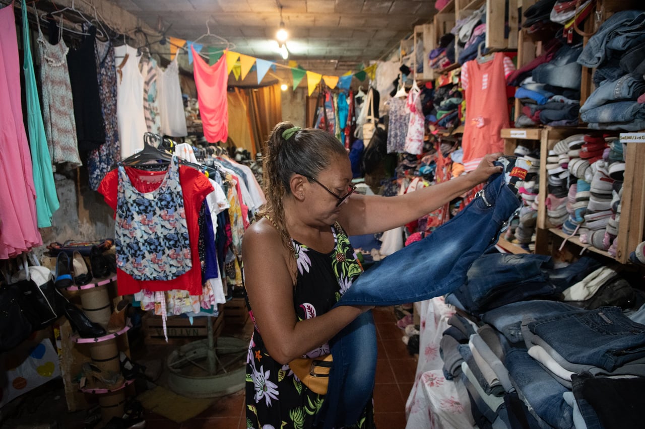 Mercados del Usado
Por la crisis resurgen mercados del usado y ferias americanas 
Patricia Atampe venden ropa usada en su casa.
