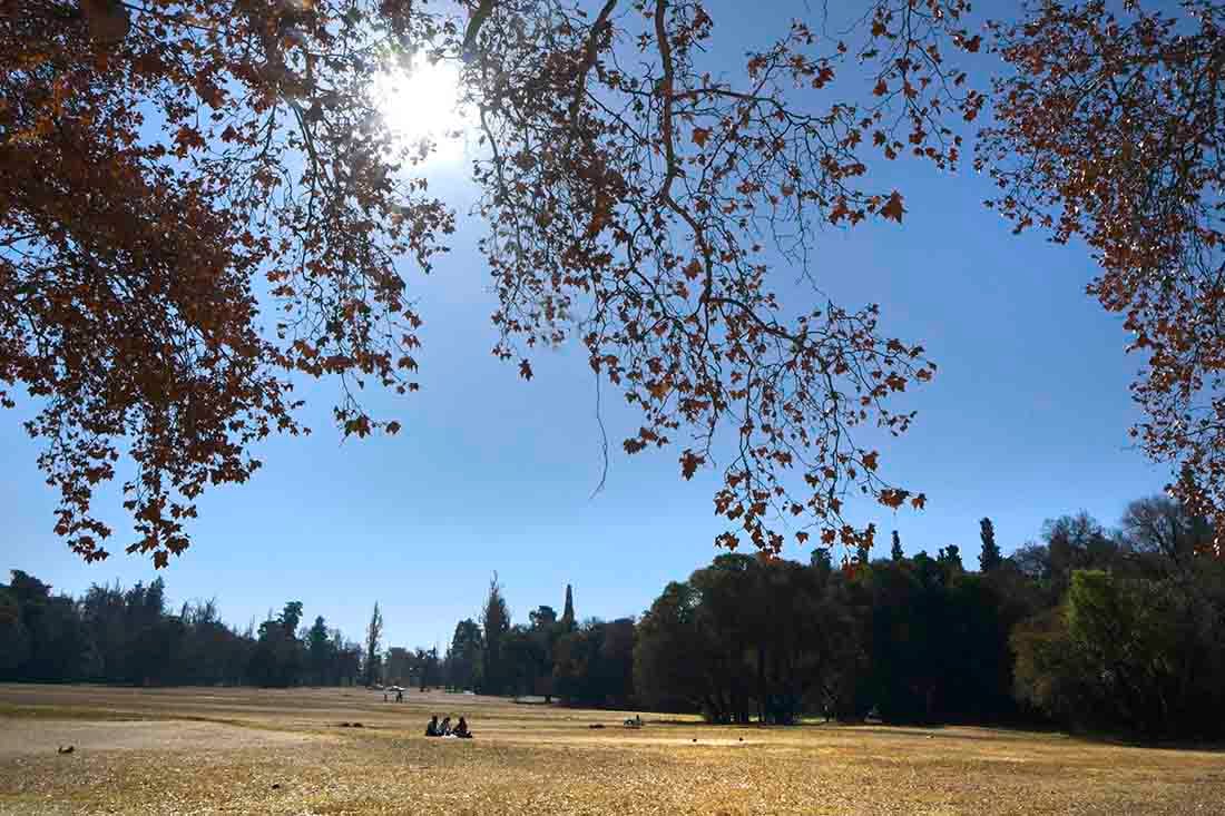 Día cálido en el Parque General San Martín en el día del amigo.